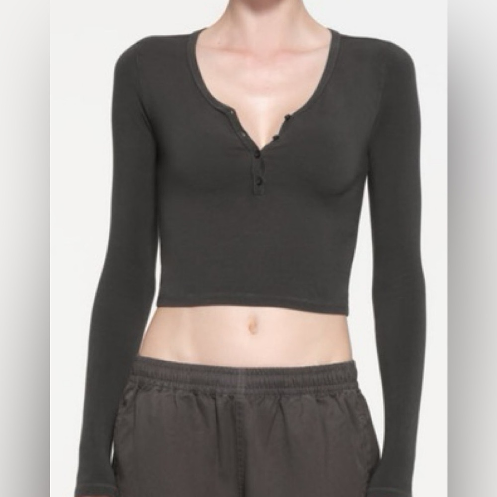 SKIMS VINTAGE LONG SLEEVE CROPPED HENLEY - ONYX / S